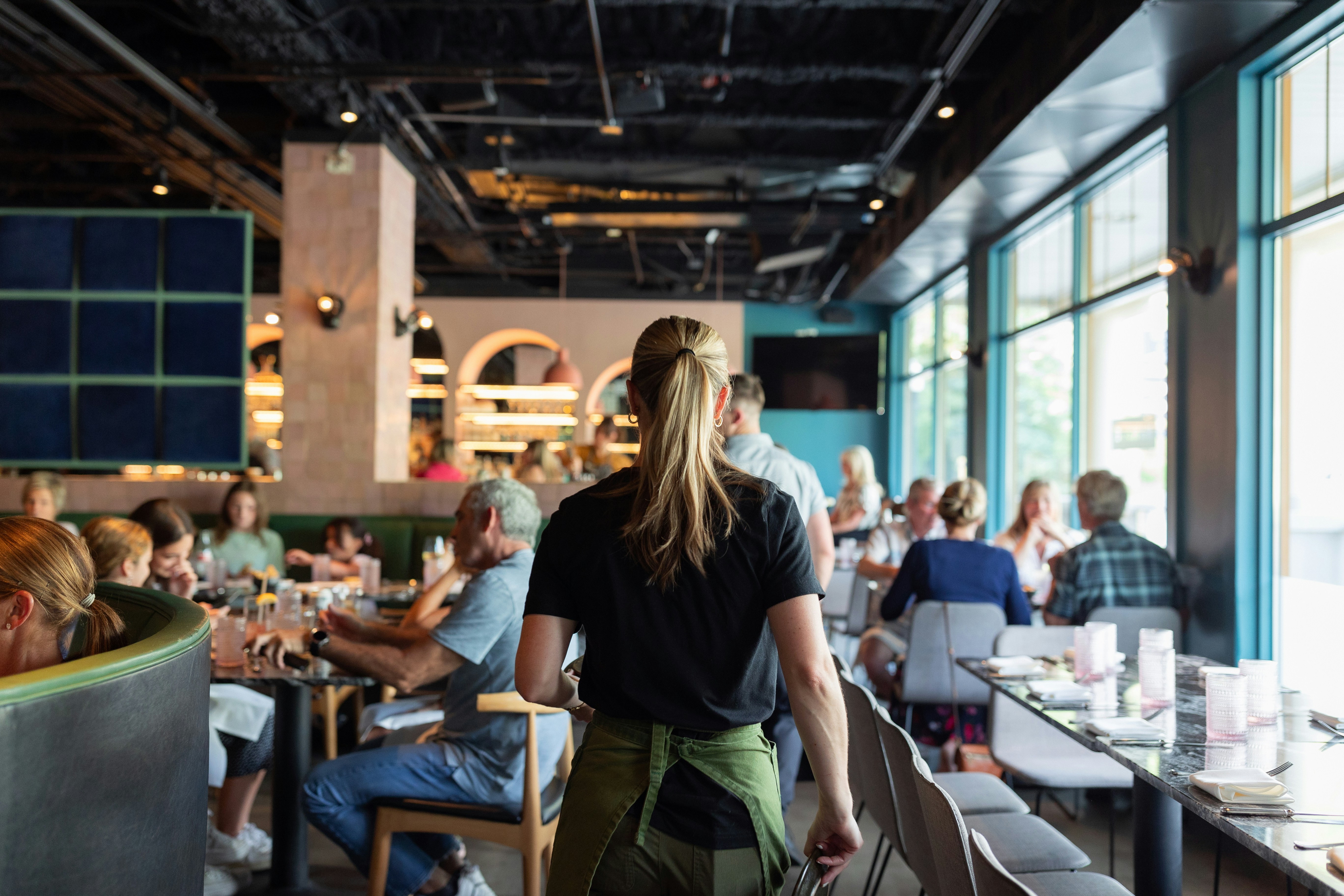 Server gets hired to work at a fine dining restaurant without experience, she’s about to crash out from the stress of doing everything wrong: ‘My managers seem to think I'm an idiot.’