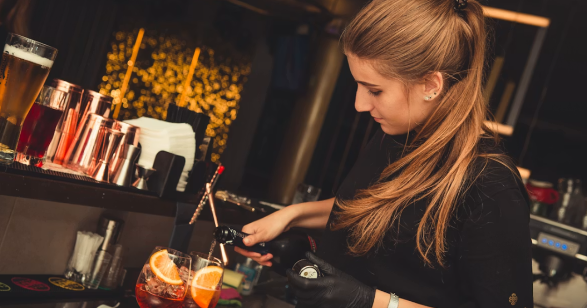 New hotel bartender refuses to do her job properly, instead lies, disappears mid-shift, and makes coworkers look bad, receptionist claims: ‘She won’t last long’