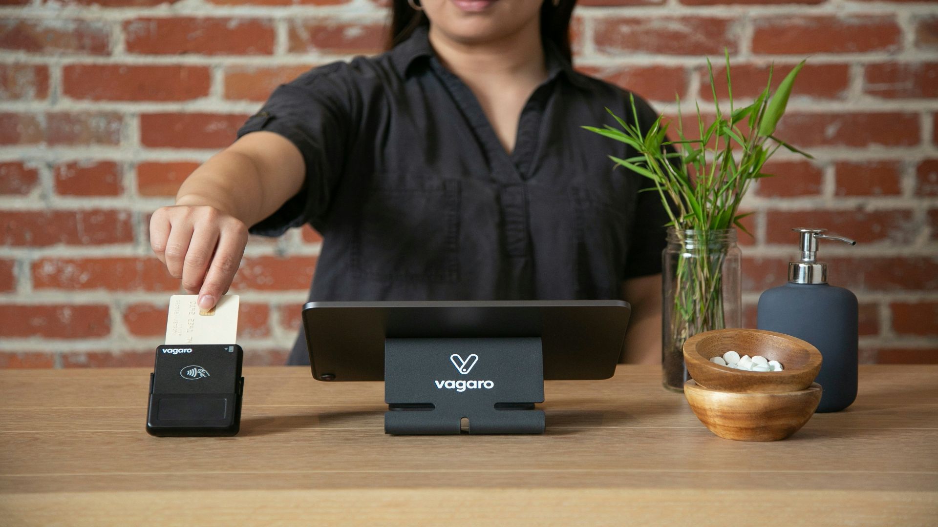 Hotel guest complains to front desk employee that she wants to check in 11 hours early, the employee explained that’s not possible: ‘Girl, if you needed a room tonight then you should have booked tonight initially.’