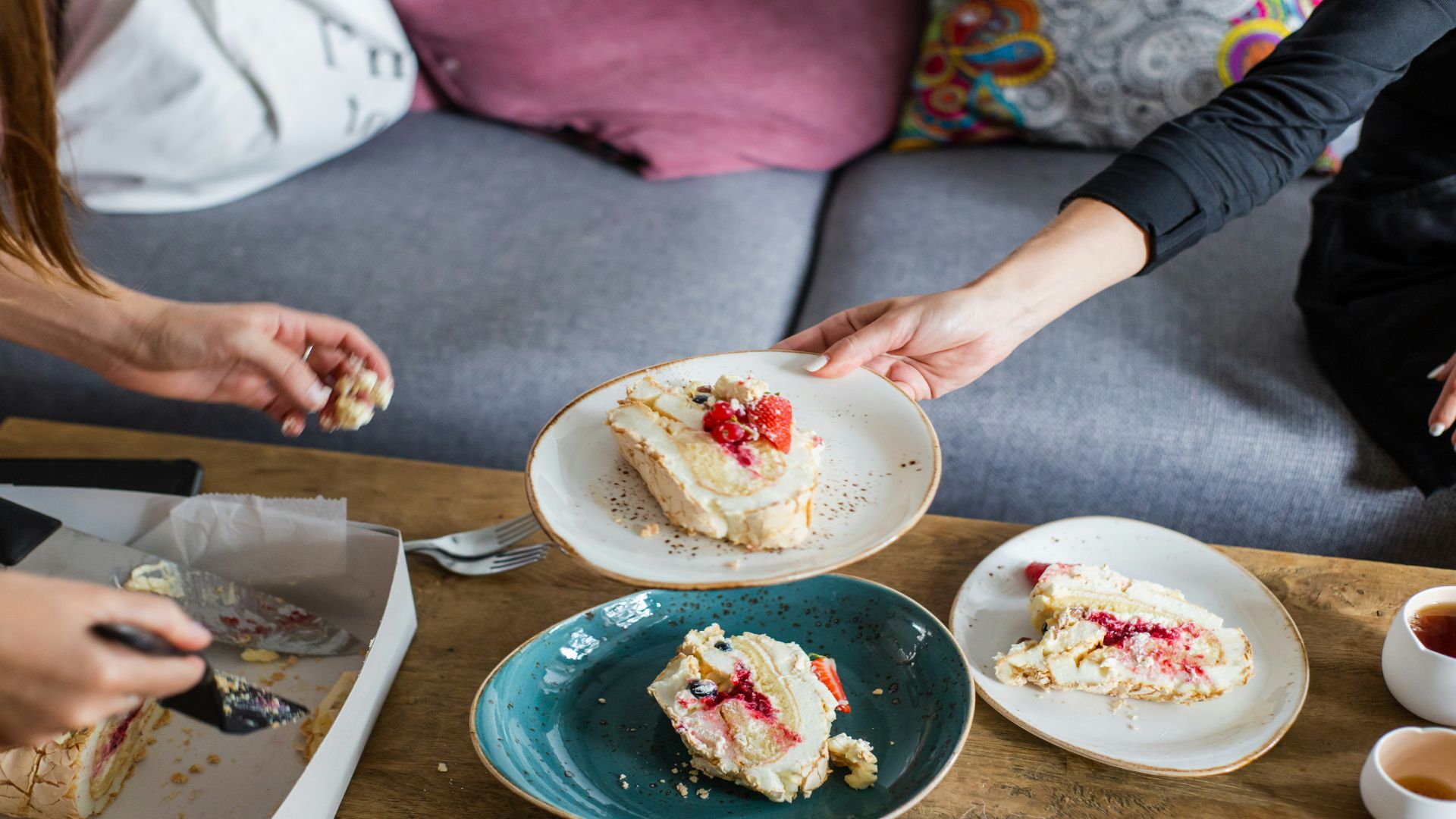 Why would a sister behave like this? Younger sister eats leftover birthday cake from older sister in just 3 days without leaving any for her family: 'She eats my snacks, takes my clothes.'