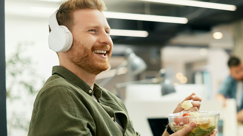 Employee constantly takes 2 hour lunch breaks, gets upset when coworker stops working in protest: 'I work faster than you. It's not my fault you're slow'