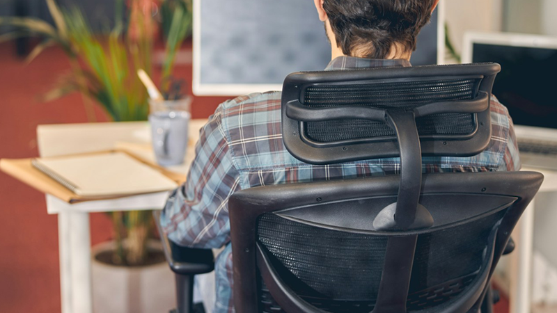 Employee swaps broken chair with coworker's chair, gets annoyed when coworker fixes it and won't return it: 'You can have yours back now'