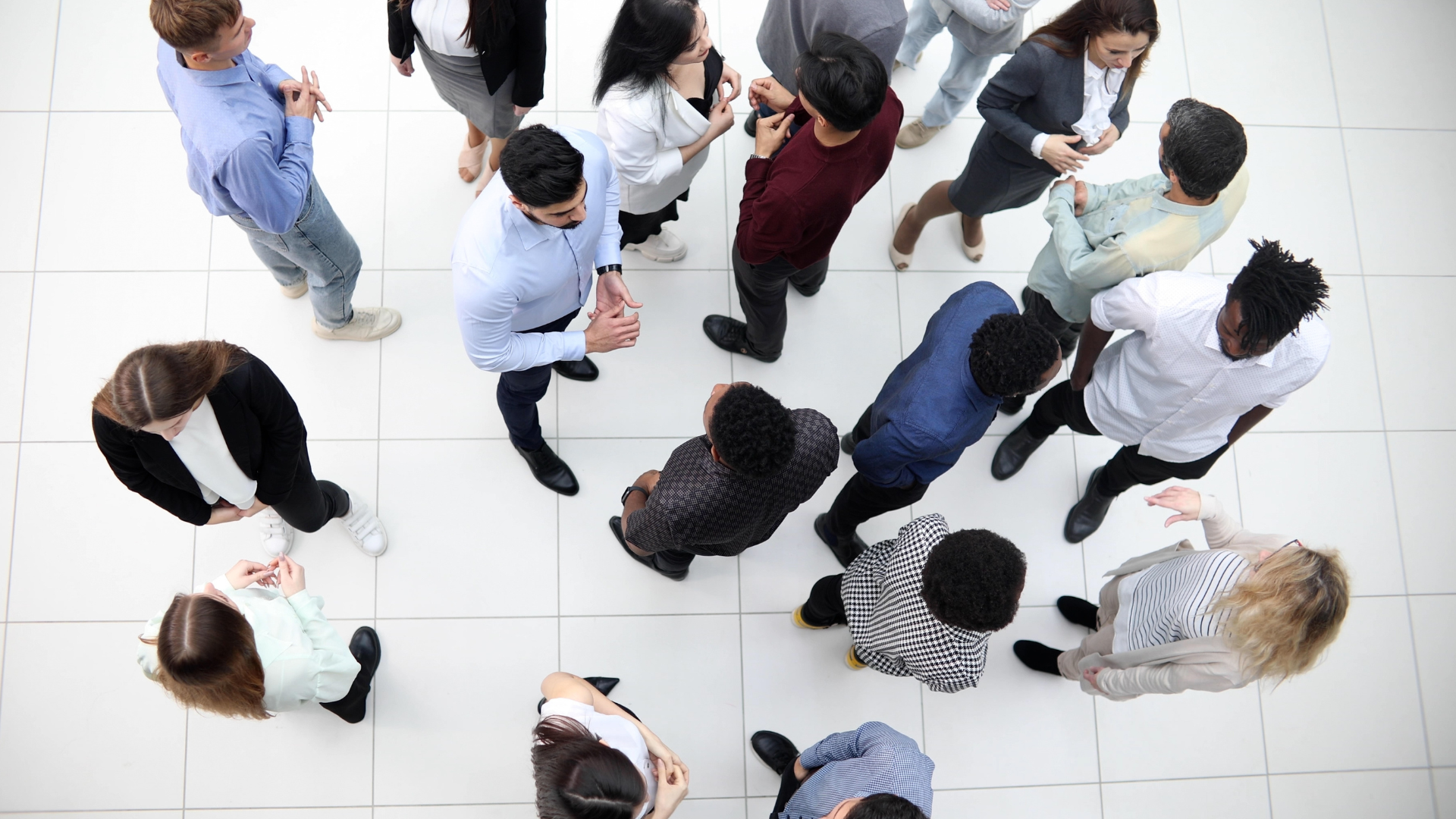 Company announces RTO, requires four in-office days, eliminates assigned desks, and tells workers to find whatever seat they can while executives keep empty private offices