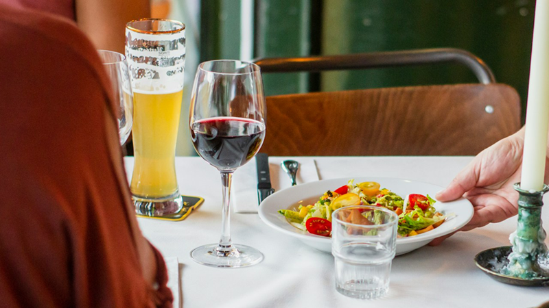 Man demands restaurant server leave him alone on first date, misses out on second date because of lack of service: 'My job is to guide people without being overbearing'