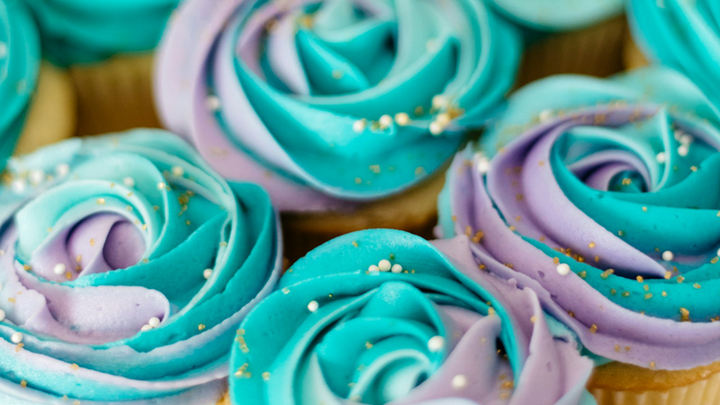Guest brings cupcakes to friend's yard party, friend gets annoyed when she offers them to people without asking: 'She asked if I could buy more'