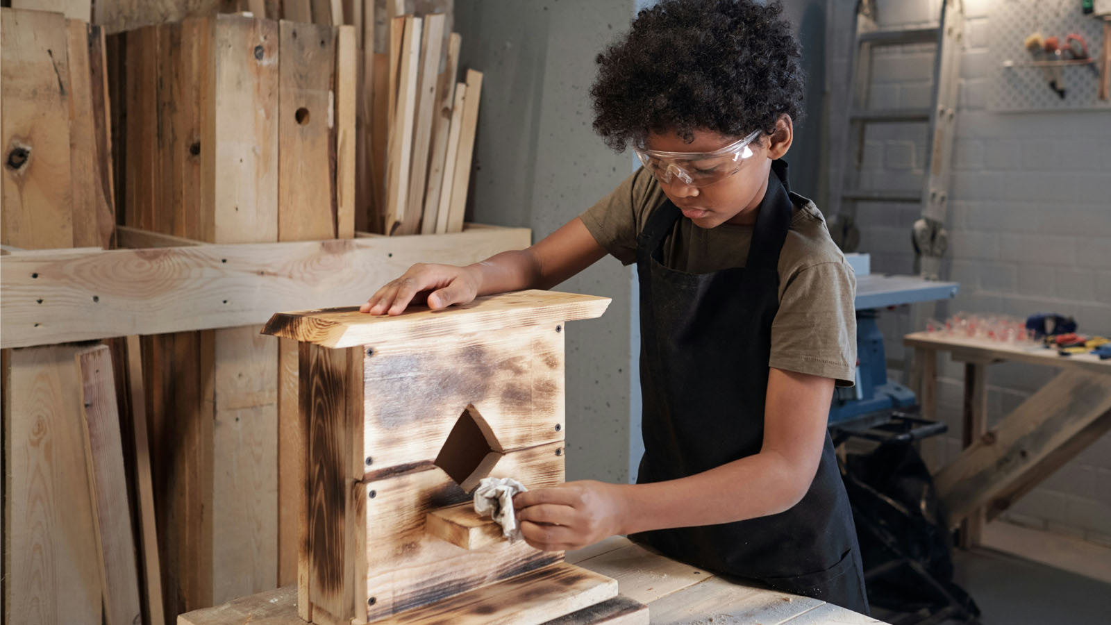 Free-thinker proposes middle schools should abandon academics, teaching students trades full-time: 'They don’t wanna sit in the classroom, and I don’t think they should.'