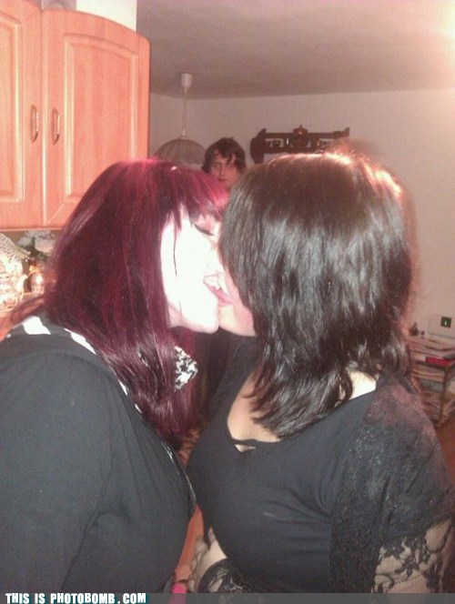 Photobombs - lesbian kiss - photobomb that guy - Cheezburger