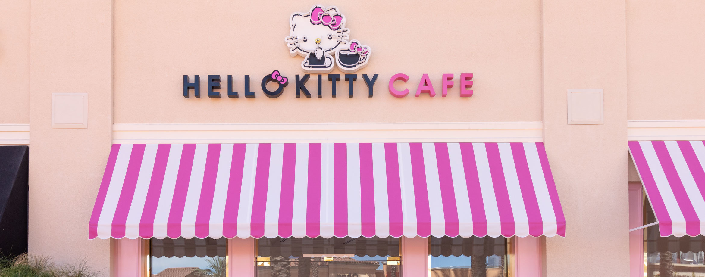 Step Inside The Cute Hello Kitty Grand Cafe In California I Can Has Cheezburger