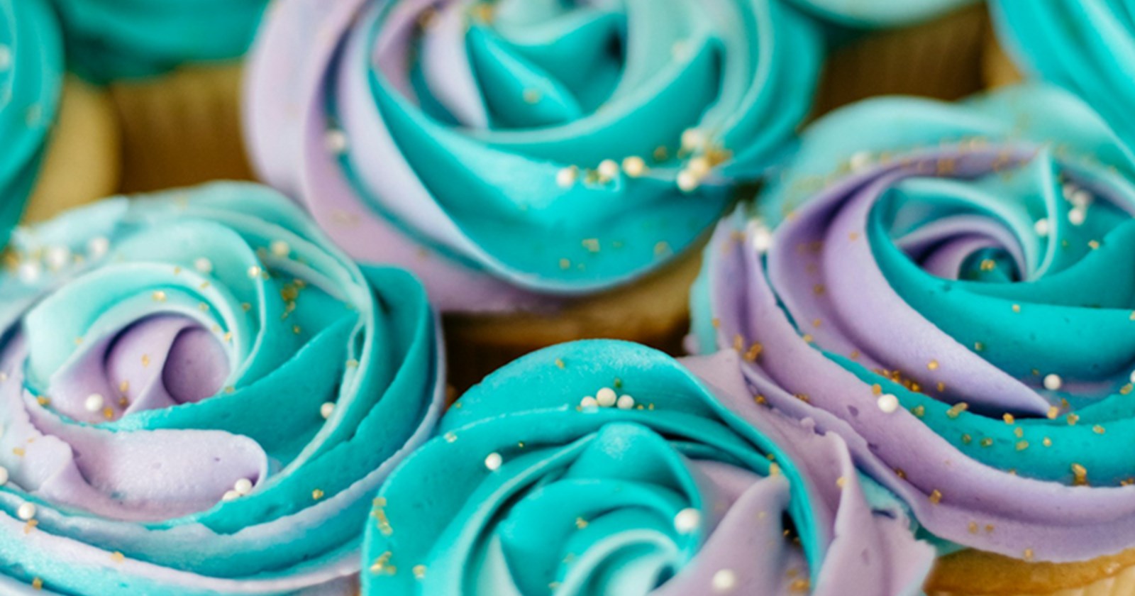Guest brings cupcakes to friend's yard party, friend gets annoyed when she offers them to people without asking: 'She asked if I could buy more'