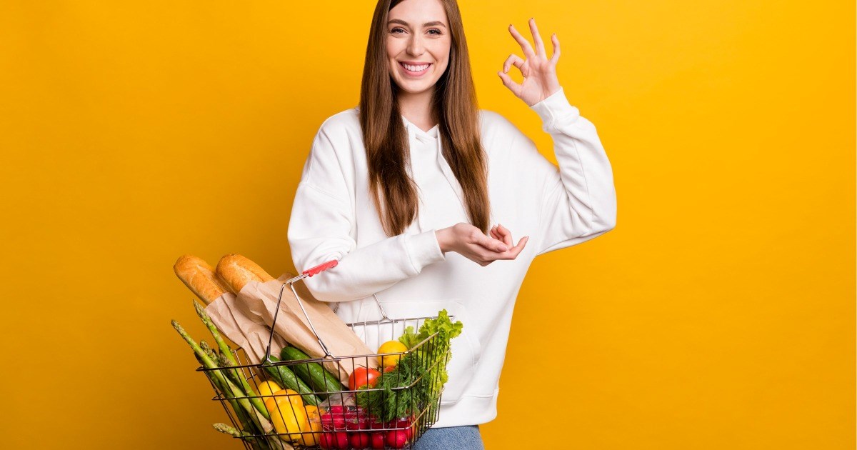 ‘Excuse me, can you not stand like that in front of my husband?’: Jealous wife scolds grocery shopper in leggings and a hoodie for “distracting” her husband, turning a quick bread run into a petty public scene