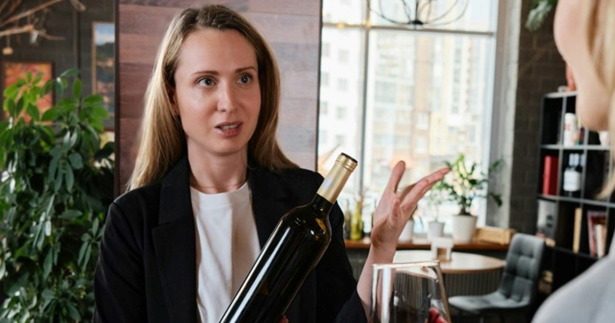 Entitled customers try to give busy jazz bar server sass because they "know the band," little do they know she knows them better: ‘They even performed at my wedding…’