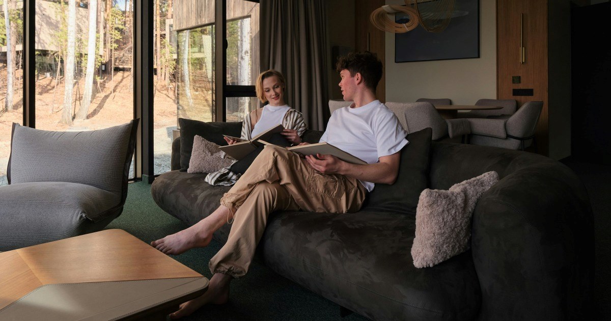 Professor asks male and female coworkers to share a bed on research trip to NYC, claim to have no other option: 'She was creating a big fuss about it'