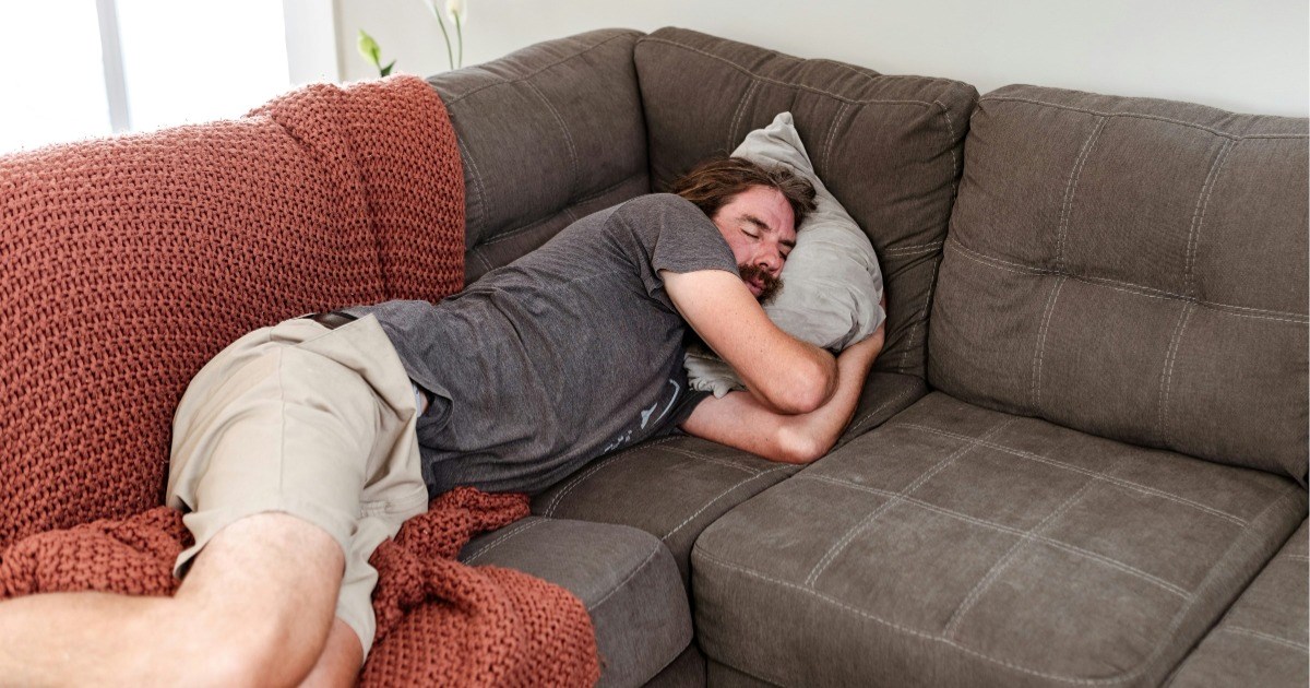 Woman's family books an Airbnb for a vacation to Mexico that is short one room, expects her boyfriend to sleep on the couch: ‘I offered to pay whatever necessary’