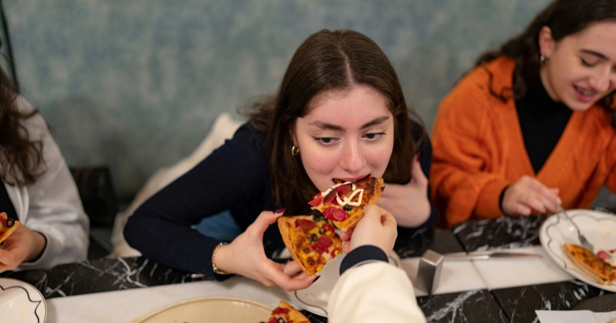 23-year-old boyfriend reprimands girlfriend for only eating '3 pieces of chicken' on a meal for 5 people he spent $200 on: 'He gave you a stern look and tricked you? Girl run'