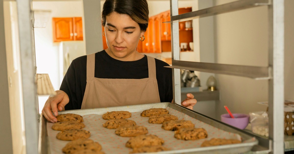 Boss denies college student bakery employee a weekend shift, wants them to work 6 AM - 5 PM during school: 'I would have to FIND A WAY to go to college'