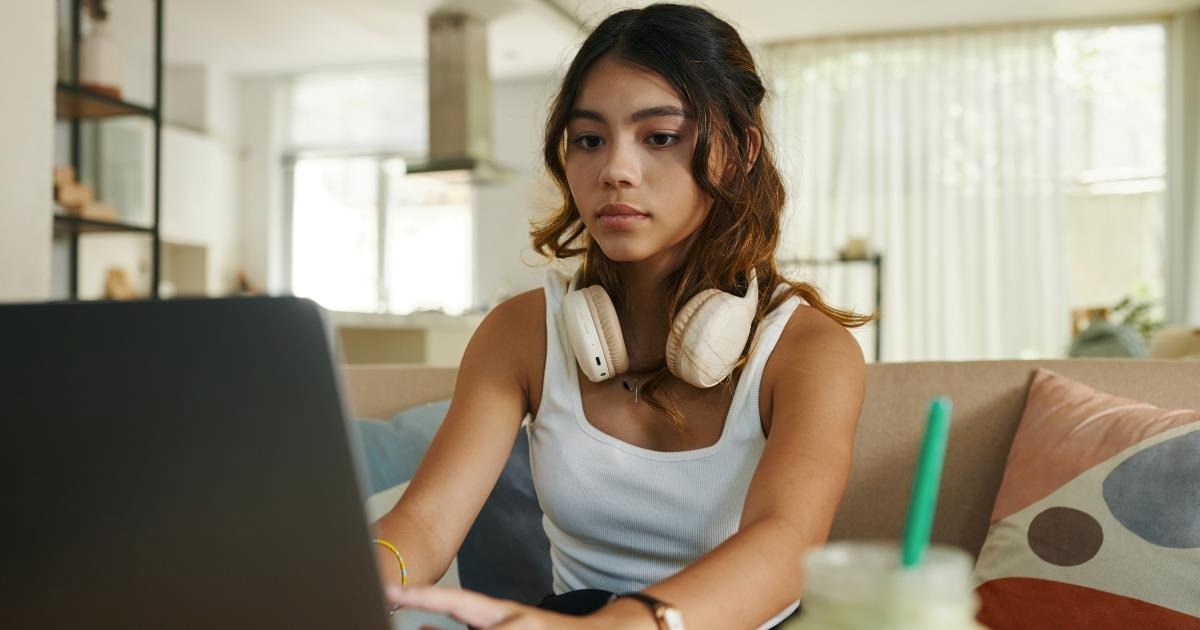 Hardworking 19-year-old refuses to give ½ of her savings to her family after her mom outs that she has $4000 in the bank: ‘I was saving that money in case I move out’