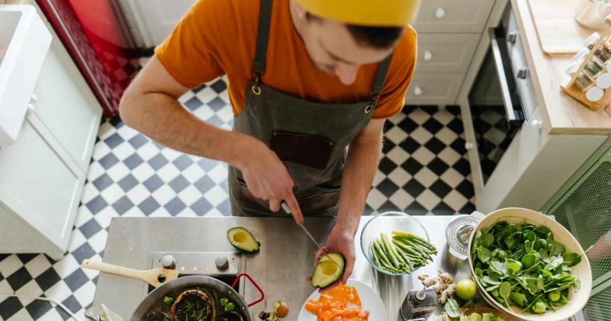 Guy teaches himself to cook after a lifetime of frozen dinners, spending 2 years honing his culinary skills and turning his life around: ‘Went from microwave slop to daily chops'
