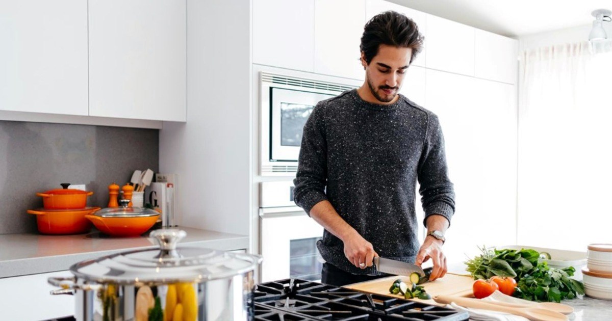 Entitled dad demands daughter and her husband leave his vacation home earlier than planned, just so his nephew doesn't have to share the kitchen with them during his stay: ‘I was honestly speechless’