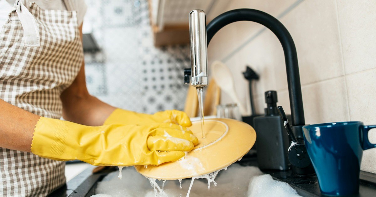 Couple constantly hosts family holidays where in-laws never pitch in or help clean, husband draws a line in the sand: 'They show up empty handed every single time'