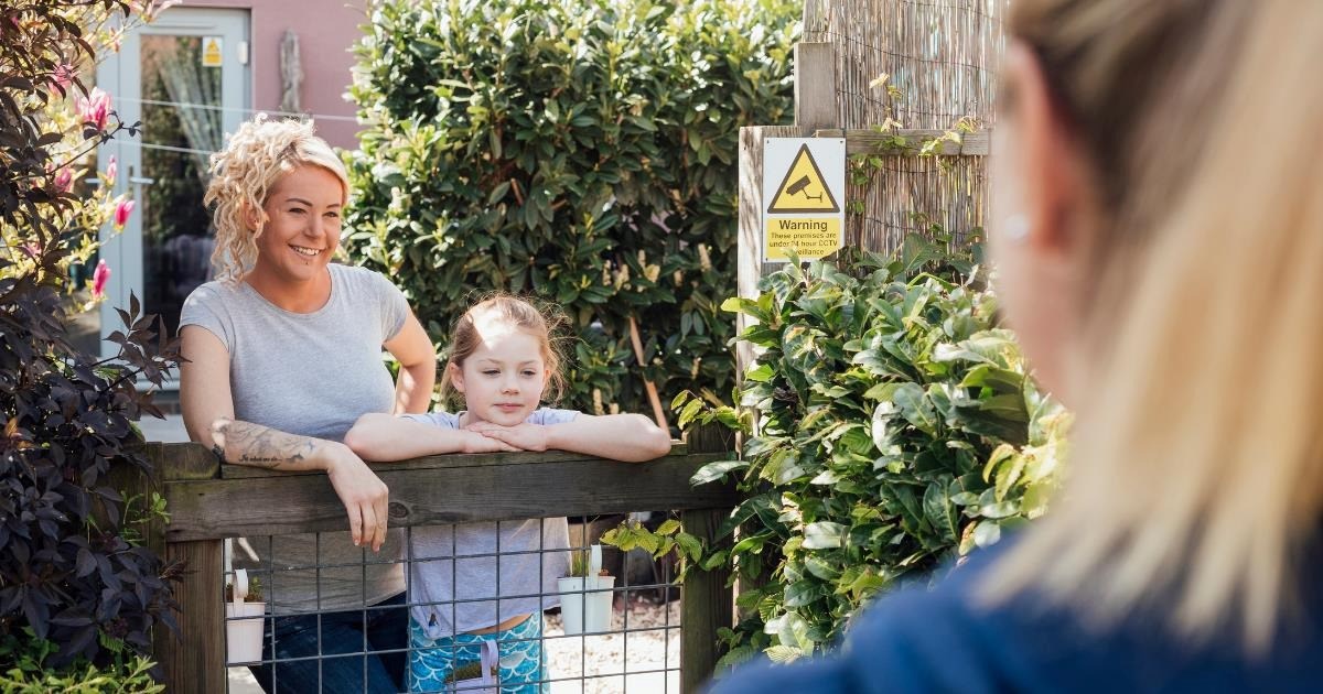 College girl's entitled parents demand access to the neighbor's garden, long-time resident puts them in their place with the facts: 'The garden is [mine], it cost me 30% more than the top flats'