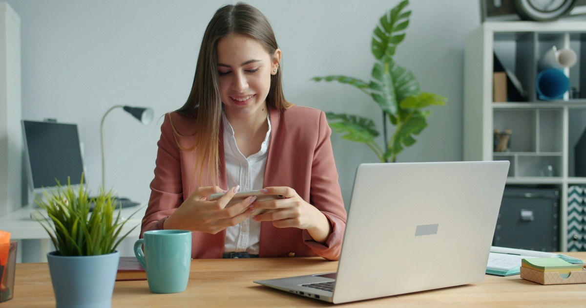 Manager interrupts with a message every time employee is on a call: 'It took me a while to realize it was intentional'