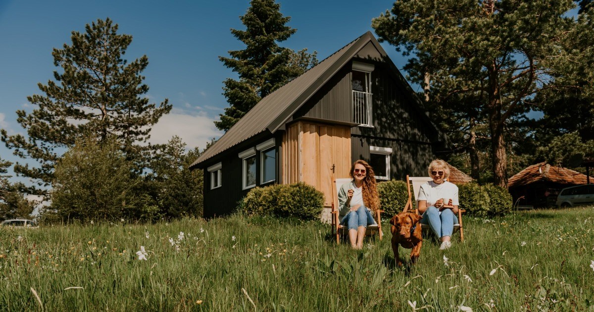 Couple builds a mountain vacation home with attached 1000 sq ft cabin for the husband’s mom, and refuses his sister’s demands to use it like a free family resort