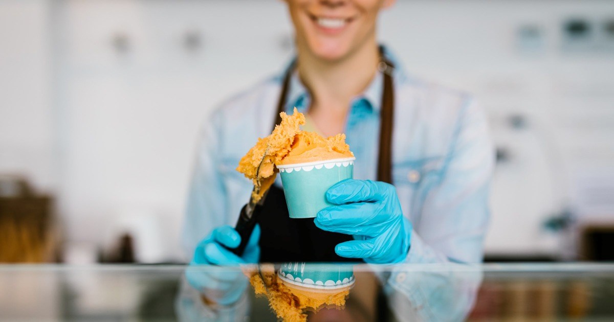Florida theme park goer refuses to listen to ice cream shop worker explaining why sherbet needs a cup, drops it on the pavement, then demands a remake and a cleanup: ‘She said "you need to clean this up," I refused’