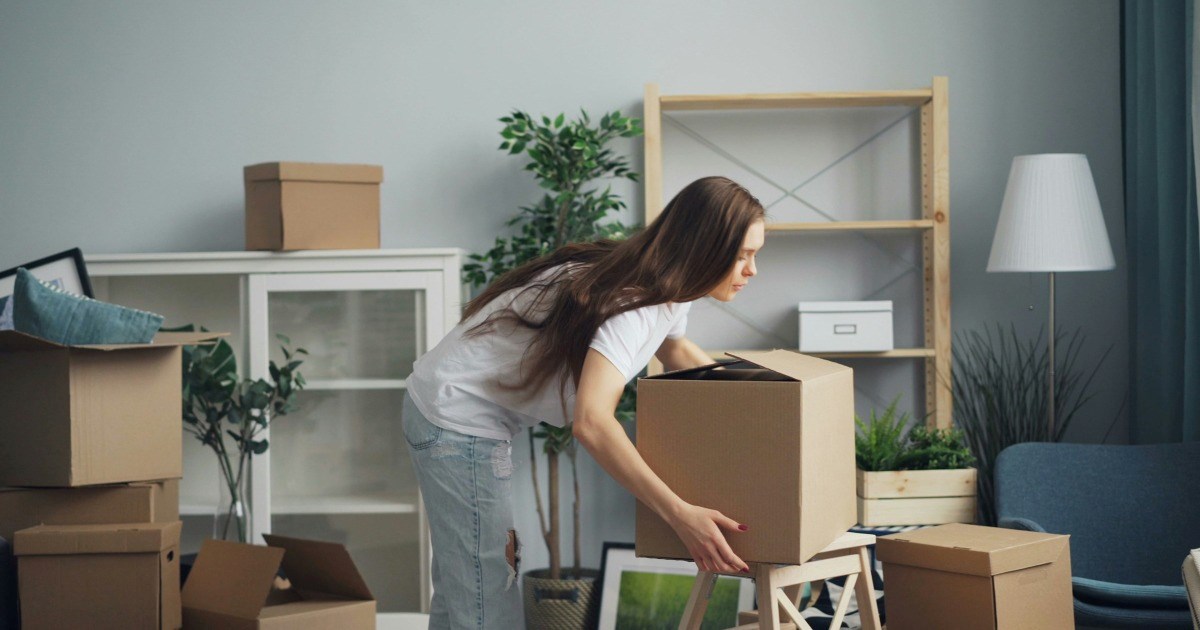 Airbnb guest loads all of her personal belongings into the house for a week, delaying checkout by hours: 'I look at the front porch. It’s *PACKED* full of boxes, laundry, furniture, etc.'