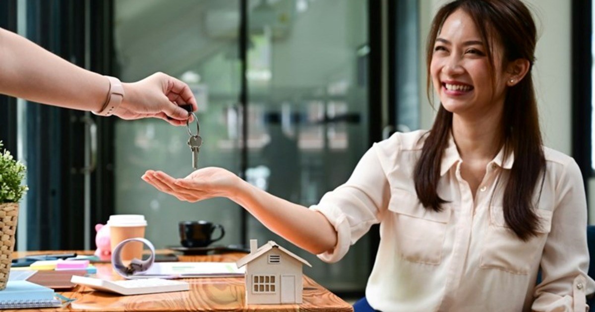Overbearing landlord adds invasive monthly photo inspection rule, demands images of every room, zooms in to critique minor mess, leaving tenant feeling constantly monitored: ‘It feels like surveillance’