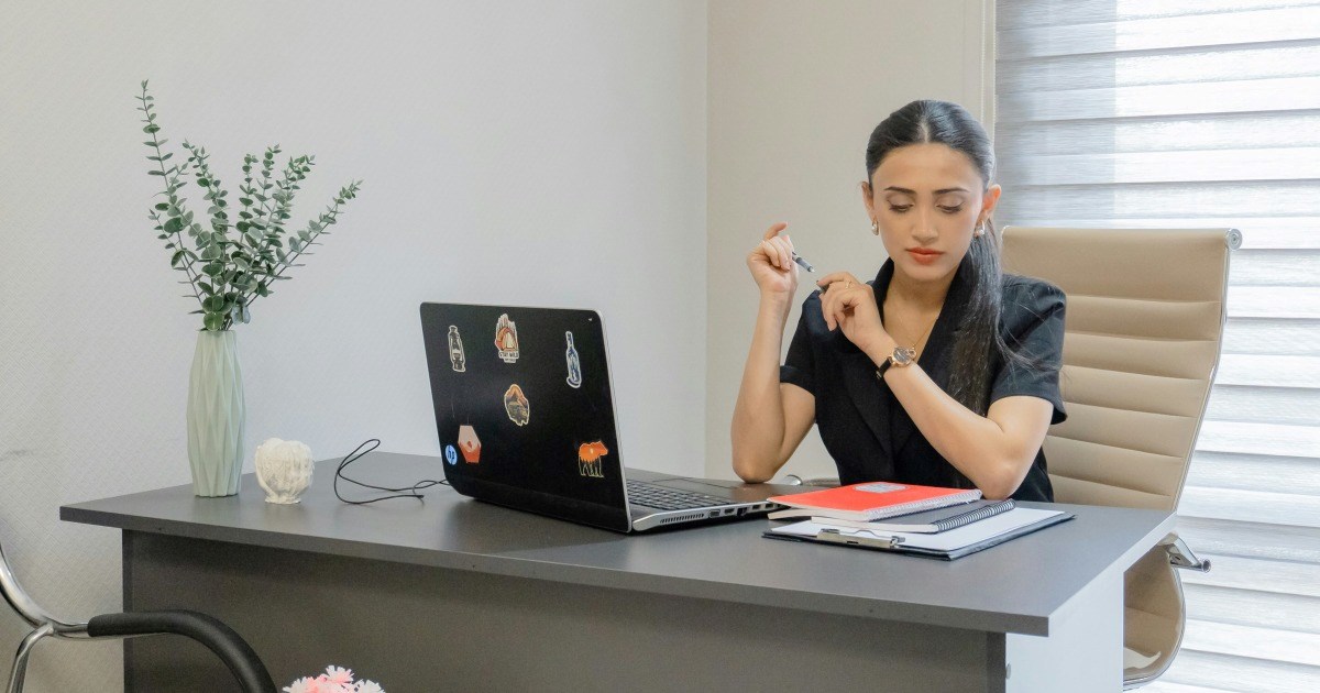 Boss forbids employee from leaving their desk, refusing to let them work from other locations in the office, employee confronts him: ‘I'm so fed up’