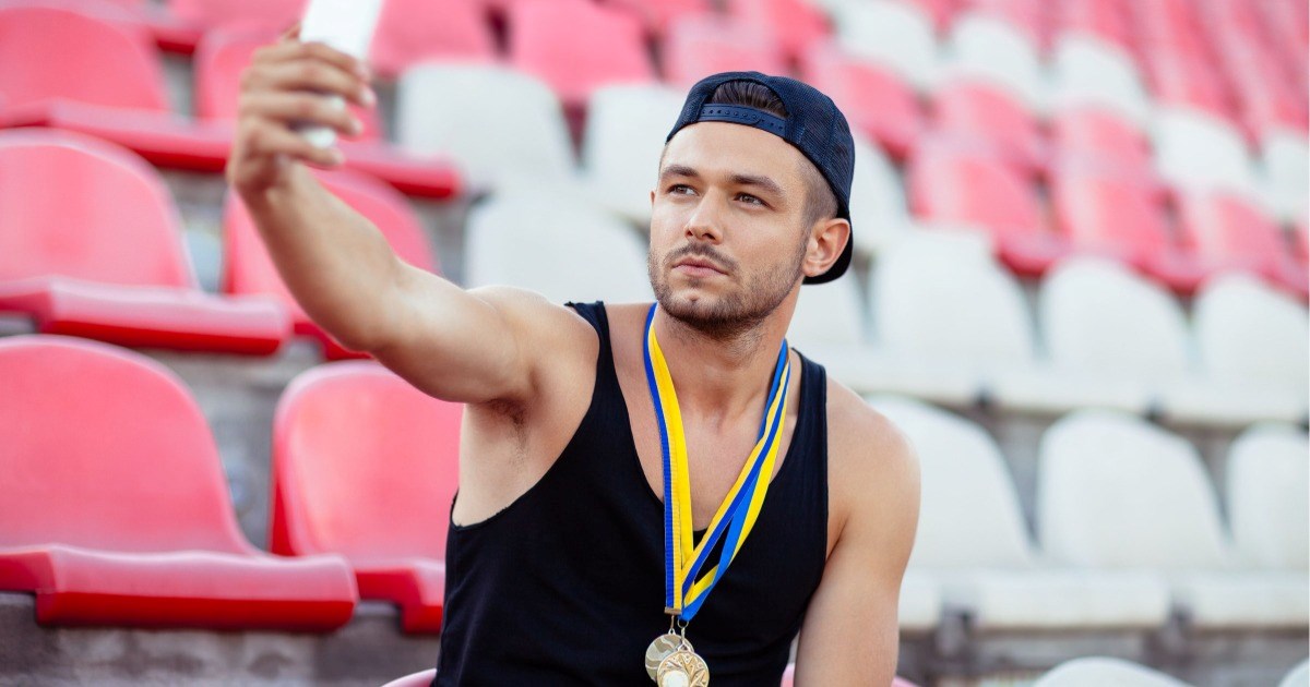 Boyfriend fakes running a full marathon, sends his girlfriend a photo with a medal, and keeps lying about it to her and her parents