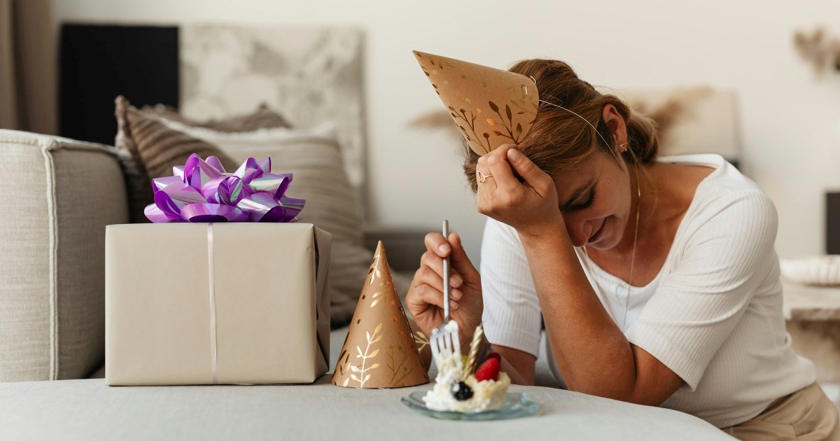 Family forgets 18-year-old daughter's birthday, quickly purchase a cake at 11pm and laugh in her face