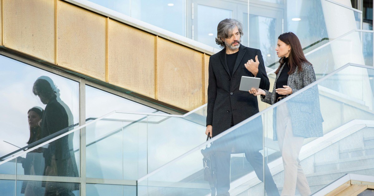 Boss demands employee stop leaving a minute early at the end of the workday, despite knowing employee also arrives early, employee responds: ‘Why nitpick?’