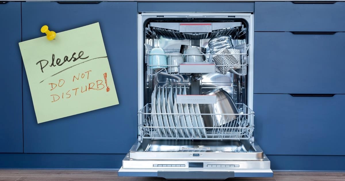 Downstairs neighbor keeps leaving sticky notes on resident's door to complain about their dishwasher noise, leaving resident no choice but to confront them: ‘I bought my own pack of sticky notes’