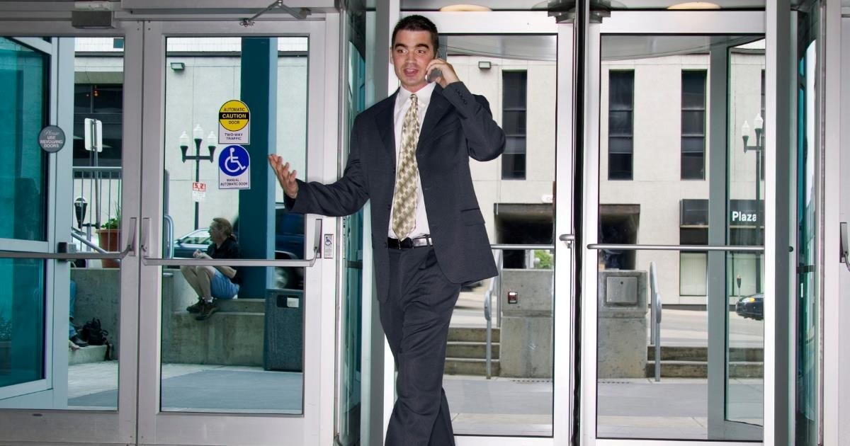 Boss ignored employee for their two weeks' notice period, waits until an hour before their last shift ends to send them tasks, employee simply leaves: ‘Radio silence’