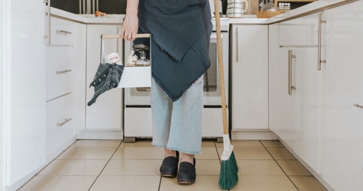 24-year-old girlfriend decides to only do her laundry and dishes and leave her slothful 27-year-old boyfriend to fend for himself: 'You can’t really help me help you. The only way to take something off my plate is to do it yourself'