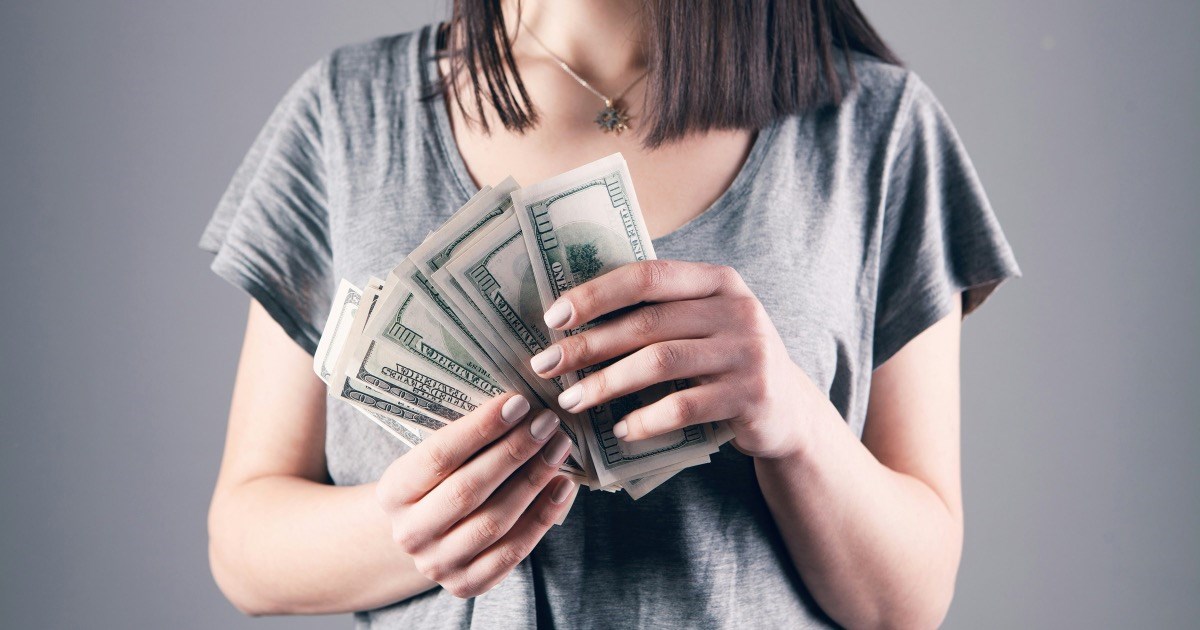 31-year-old man accidentally sends $8.400 to ex-girlfriend, and she refuses to transfer the money back immediately, making him miss the closing date and lose a condo: ‘I’m following my bank’s instructions’