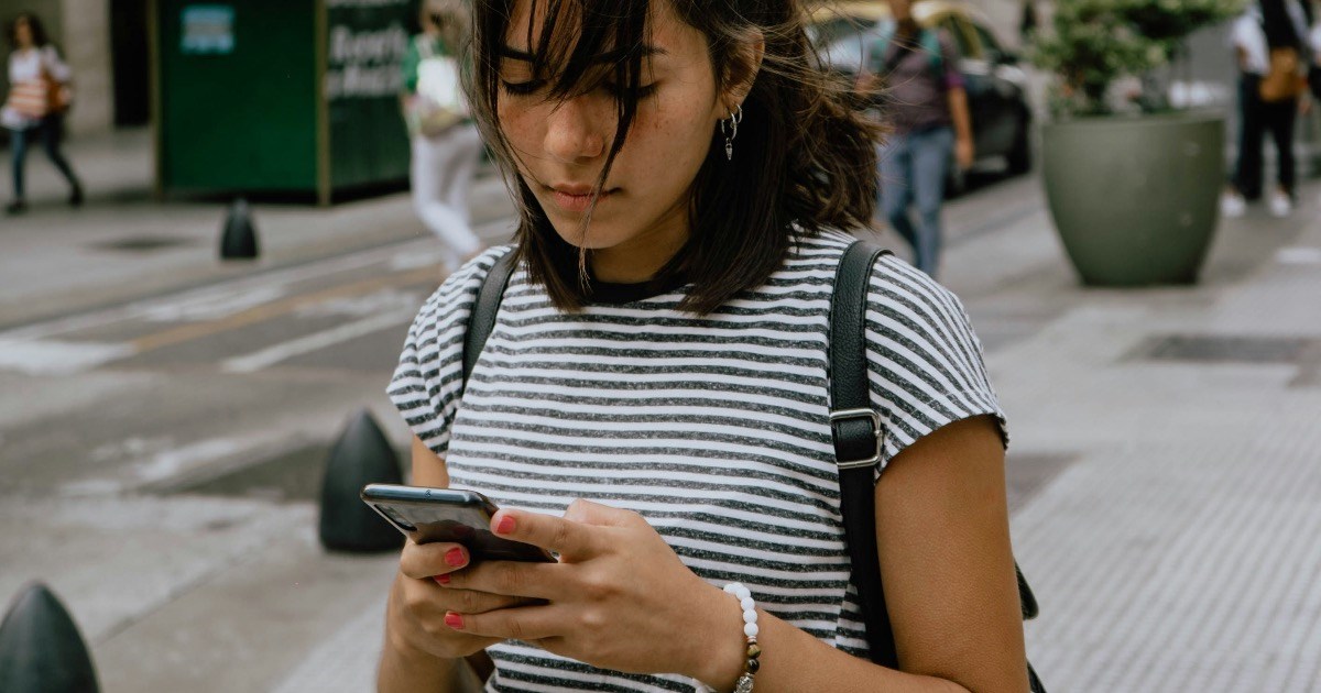 22-year-old woman secretly looks at best friend's phone and finds a group chat without her: ‘I have been friends with these girls for 10, eight, and five years. I know that this group chat of theirs isn't solely being used for events that I can't attend’