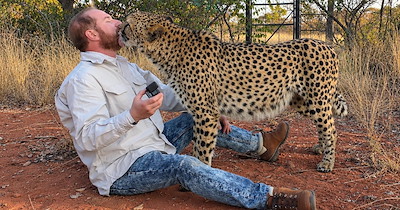 Man reunites with the cheetah he raised after nearly 3 years apart, and their heartwarming reunion proves he never forgot his favorite human