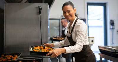 Caring Arkansas restaurant owner implements "heat wave hours" to help kitchen staff: 'I'd love to work for that person'