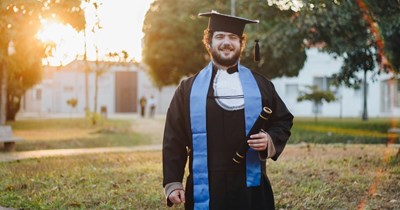 Older sister admits to her brother that their dad missed his college graduation because he chose to go on a trip with his new family instead: ‘There was no emergency’