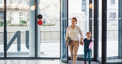 Boss fires single mother of 2 after coworker points out that she leaves 2.5 hours early each day: 'He called both of us into his office and said one of us would have to go'