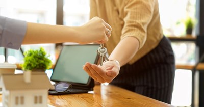 Entitled landlord "Gary" keeps dropping in on tenant unannounced, tenant pursues legal action: 'Reasonable notice is legally defined as 24 hours minimum in writing'