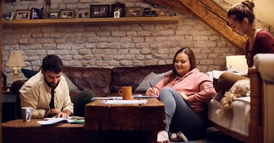 30-year-old's boyfriend stays over 5-6 nights/week, 36-year-old roommate wants him to pitch in on utilities: 'Our electric and water bills have gone up'