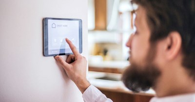 27-year-old constantly sets the thermostat to 80 degrees, roommate locks him out of the thermostat and sets it to 72 degrees during the day and 68 at night: 'He just said I'm being controlling and that the temperature isn't that big of a deal.'