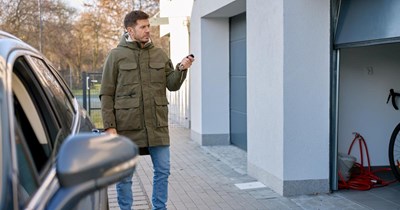 Neighbor blocks new tenant's garage every day, demanding they ask for permission to come and go, tenant looks for another way out of this deal: ‘This is unreasonable'
