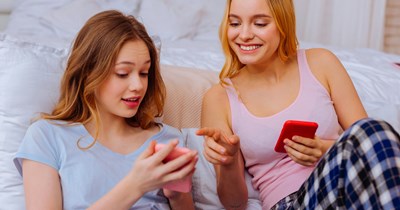 College student learns the importance of communication after friends steal her phone and text her crush: '[The texts] looked like we were in middle school...'