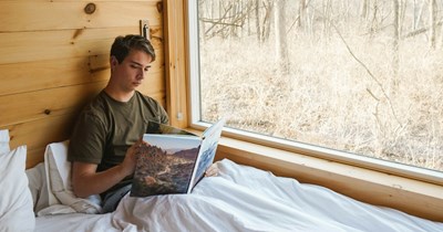 21-year-old reserves king size bed on 9 person vacation, refuses to switch to queen size for two friends who are sharing: 'They called me a "mattress size queen"'