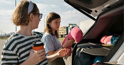 23-year-old daughter feels betrayed after family goes on vacation without her, internet encourages her to be enraged: ‘I just wanted to be included’