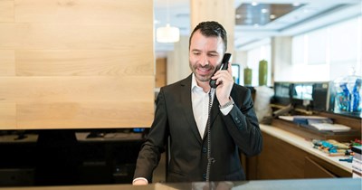 Man considers leaving 6-figure front desk job because he doesn't 'fit in' with wealthy environment: 'I just feel like I’m faking it all day'